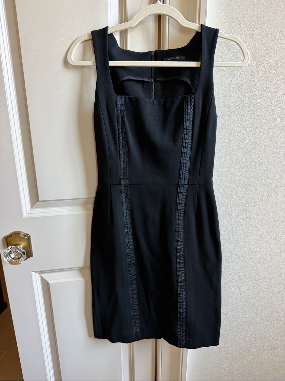 Banana Republic Classic Black Sheath Dress - Sleek Sleeveless Design